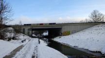 Blick auf die Wanderstrecke entlang des Donaugrabens bei der Brcke der A22 