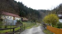 Blick auf die Wanderstrecke entlang des Hausbergbachs 