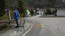 Blick auf die Wanderstrecke bei einem Rastplatz am Ortsbeginn 