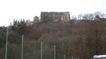 Fernblick zur Burgruine Mollenburg vom Vorplatz des FF-Haus  