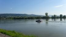  Blick auf die Donau zu einen Polizeiboot 