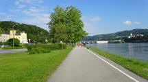  Blick auf die Wanderstrecke entlang der Donau 