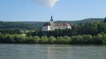  Blick ber die Donau zum Schloss Persenbeug 