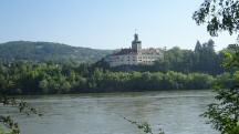 nochmals der schne Blick ber die Donau zum Schloss Persenbeug 