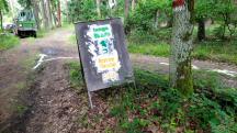  Blick zur Infotafel der Streckenteilung (7/12 km) 