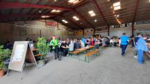 Wanderer und Gste in der Festhalle Zemling 