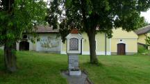 Blick zu einem Marterl in der Kellergasse Untergrafendorf