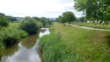 Blick auf die Perschling flussaufwrts und zur Wanderstrecke 