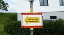  Blick zur Infotafel fr alle Wanderer 