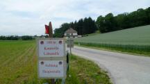 Blick zu Infotafeln fr die Wanderer an der L5088 