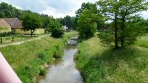 Blick auf die Perschling flussaufwrts und zur Wanderstrecke