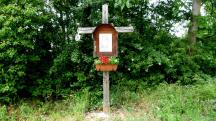 Blick zu einen Wegkreuz an der Gemersdorfer Strae 