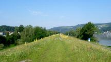 Wanderroute auf dem Damm entlang der Donau flussaufwrts  