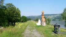 Wanderroute auf dem Damm entlang der Donau flussaufwrts  