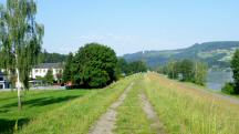 Wanderroute auf dem Damm entlang der Donau flussaufwrts  