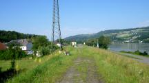 Wanderroute auf dem Damm entlang der Donau flussaufwrts  