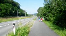  Blick auf die Wanderstrecke entlang der L5320 