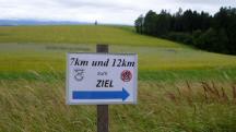  Blick zur Infotafel fr die Wanderer 