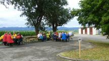  Wanderer bei der Labestelle Kleinweichselbach 