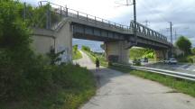 Blick auf die Wanderstrecke bei der Brcke der Franz-Josefs-Bahn ber die B4  