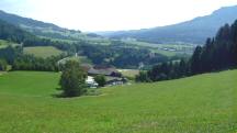 ein schner Fernblick ber das Gehft Wimberg nach Pisching 