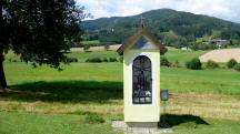 Blick zu ein Gedenkmarterl in der Nhe der Perndlschmiede 