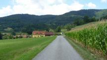  Blick auf die Wanderstrecke zu einer Gehftgruppe 