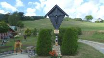 Blick zu ein schnes Holzkreuz bei der Gehftgruppe 