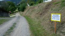  Blick zu einer Infotafel am Wanderweg 
