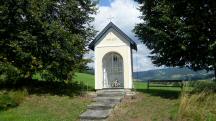 Blick zu einer schnen kleinen Kapelle im Bereich des Schlosses Rorregg 