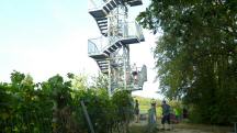 Blick zum  Aussichtsturm "Korkenzieher" auf dem Fuchsberg