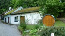  Blick zu einen Weinkeller mit schner Graffiti 