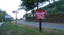  Blick zu den Werbetafeln am Straenrand 