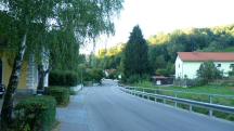  Blick auf die Wanderstrecke entlang der L110 
