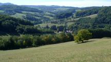  Fernblick ins Tal zur Pfarrkirche Stssing 