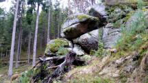  Blick zu imposante Felsformationen 
