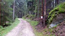Blick auf die Wanderstrecke mit Infotafel fr die Wanderer
