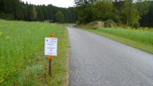 Blick auf die Wanderstrecke mit der Infotafel - Ankndigung der K+L