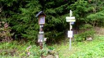  Blick zu einem Marterl am Wegesrand 