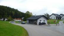 Blick zum Gemeinschaftshaus Hausbach mit der 3. K+L 