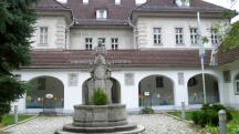 Blick zur "Kaiser Franz Josef Jubelums-Volksschule und zum Kaiser Jubelumsbrunnen