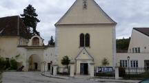 Blick zur rm.-kath. Pfarrkirche und zu der Prima Porta der ehemaligen Kartause Mauerbach
