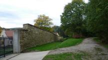 Wanderroute entlang der Wehrmauer der Kartause Mauerbach zum Friedhof 