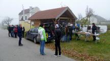 Wanderer bei der 1. Labestelle in der Feuersbrunner Kellergasse