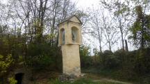 Blick zum mchtigen achteckigen Tabernakelpfeiler dem Holzer-Kreuz 