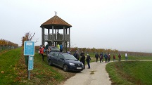 Blick zur Aussichtswarte Fels am Wagram mit der 2. Labestelle