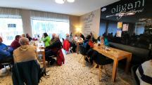  Wanderer im Lokal "Olivani Cafe" 