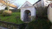 Blick zu einen Nischenbildstockam Schnallenberg in der Gleinker Gasse 