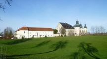 der schne Blick zum Pfarrhof samt Wirtschaftsgebude und Wallfahrtskiche Christkindl