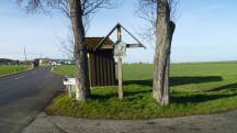 Blick zu einem Wegkreuz an der Kreuzung Reitner / Aschacher Strae  